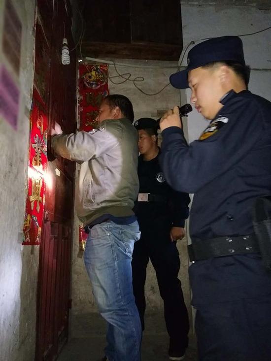 开锁公司粗心妈妈误将幼女锁家中 