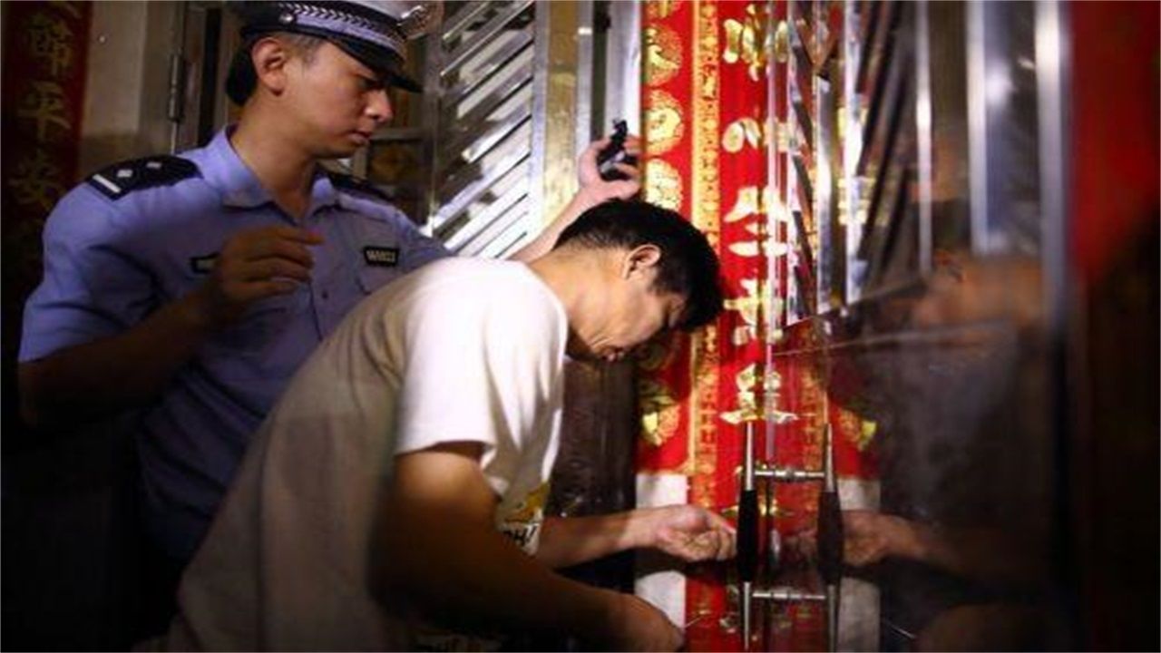 开锁公司请开锁师傅开了锁后，师傅